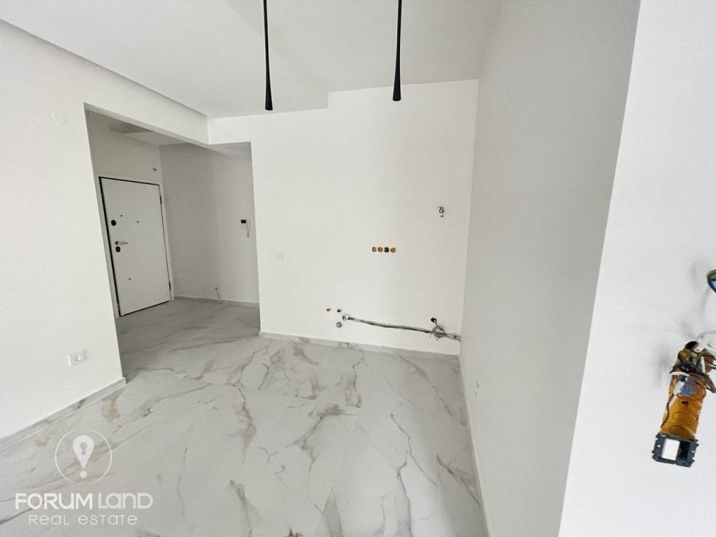 Forumland Real Estate, Είσοδος