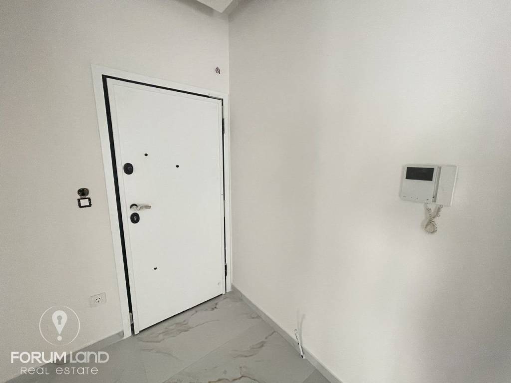 Forumland Real Estate, Θωρακισμένη πόρτα