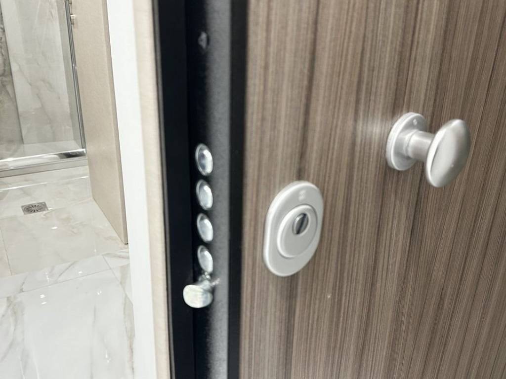 Forumland Real Estate, Θωρακισμένη πόρτα