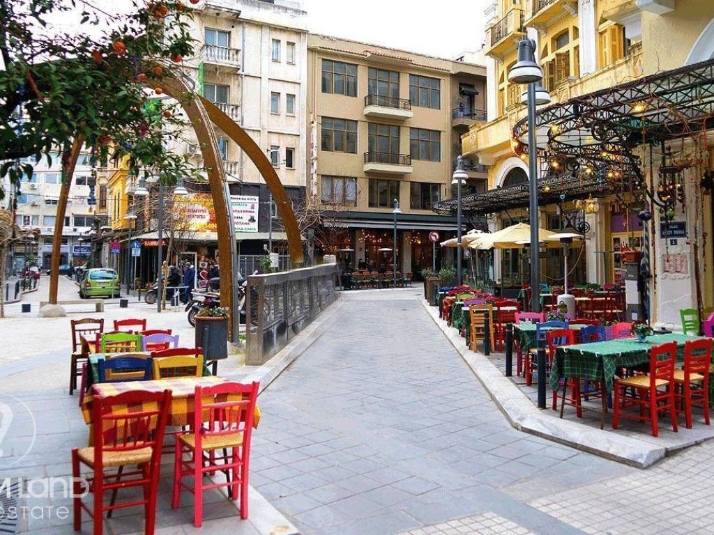 Forumland Real Estate, πλατεία εμπορίου