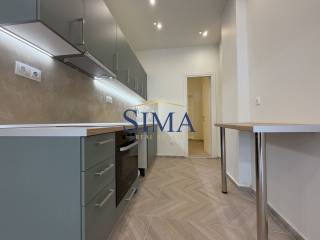 Κουζίνα εξοπλισμένη με κεραμικές εστίες και φούρνο