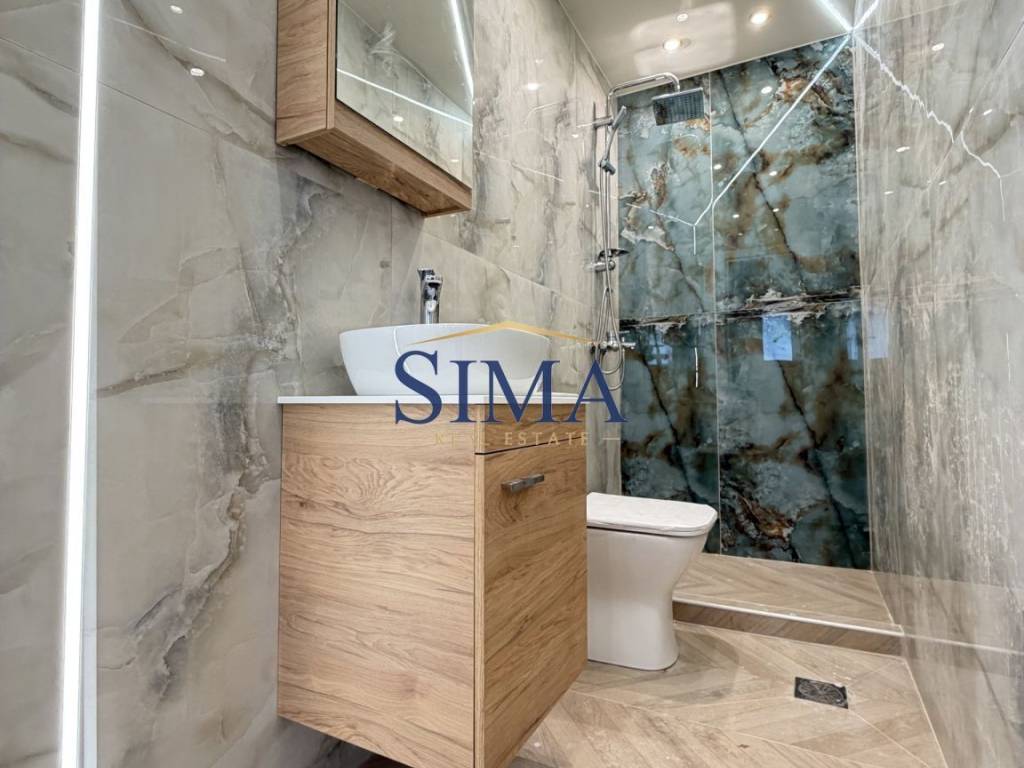 μοντέρνο μπάνιο με πολύ ωραία πλακάκια 1,20*0,60