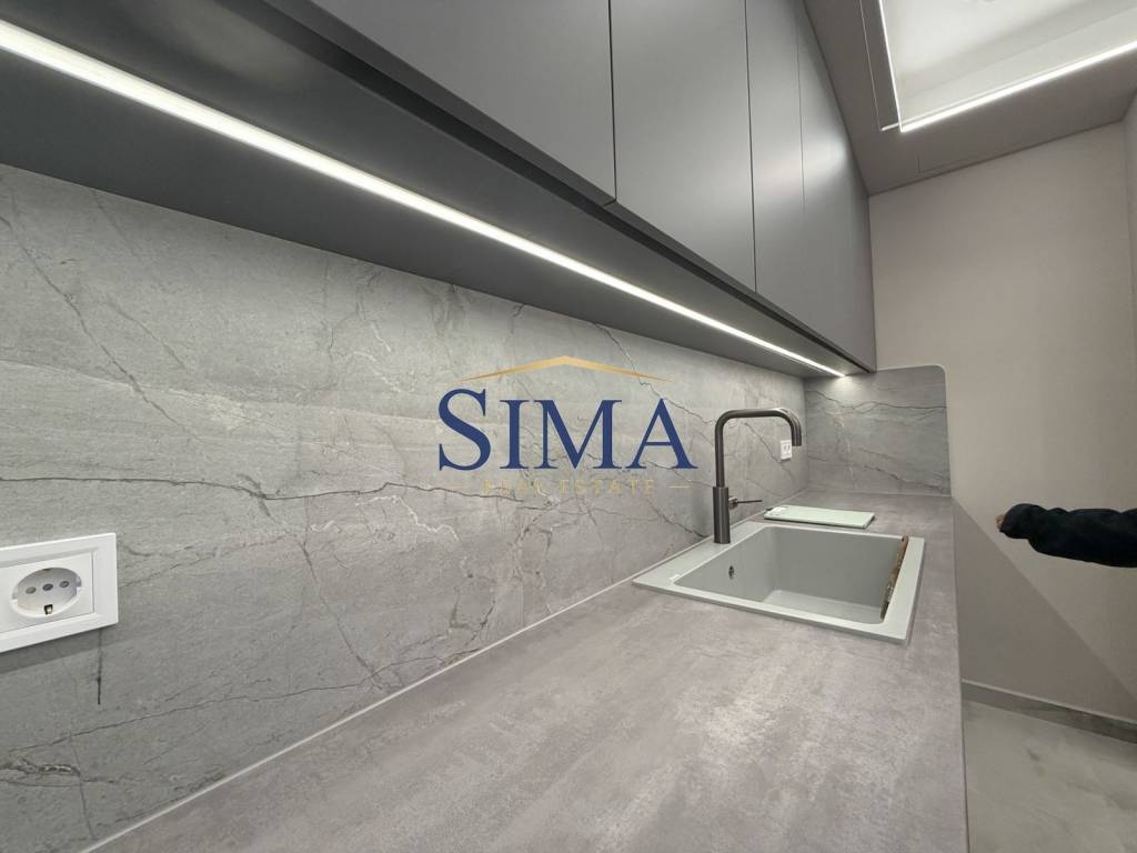 Πλάτη κουζίνας από πλακάκι και κρυφοί φωτισμοί