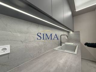 Πλάτη κουζίνας από πλακάκι και κρυφοί φωτισμοί