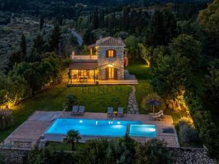 Η μονοκατοικία τη νύχτα