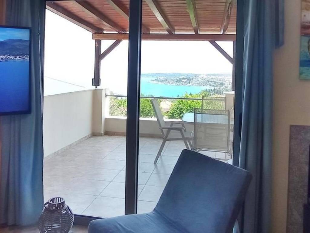 ME MEGALES MPALKONOPORTES