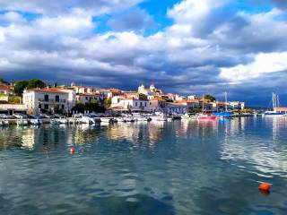 E BILA APECHEI 5' APO TO KENTRO TOY GALAXIDIOY