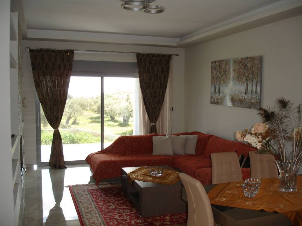 ΣΑΛΟΝΟΤΡΑΠΕΖΑΡΙΑ ΜΕ ΘΕΑ ΠΟΛΗ ΜΕΓΑΡΩΝ ΚΑΙ ΣΑΡΩΝΙΚΟ ΚΟΛΠΟ