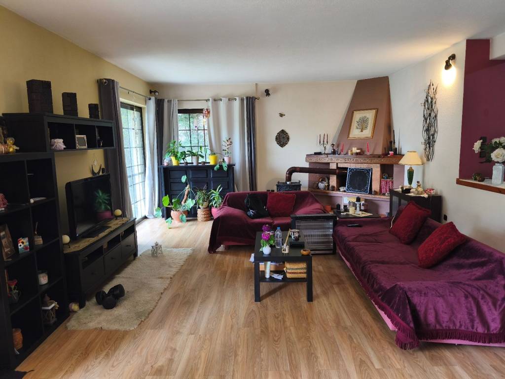 Ευρύχωρη σαλοτραπεζαρία