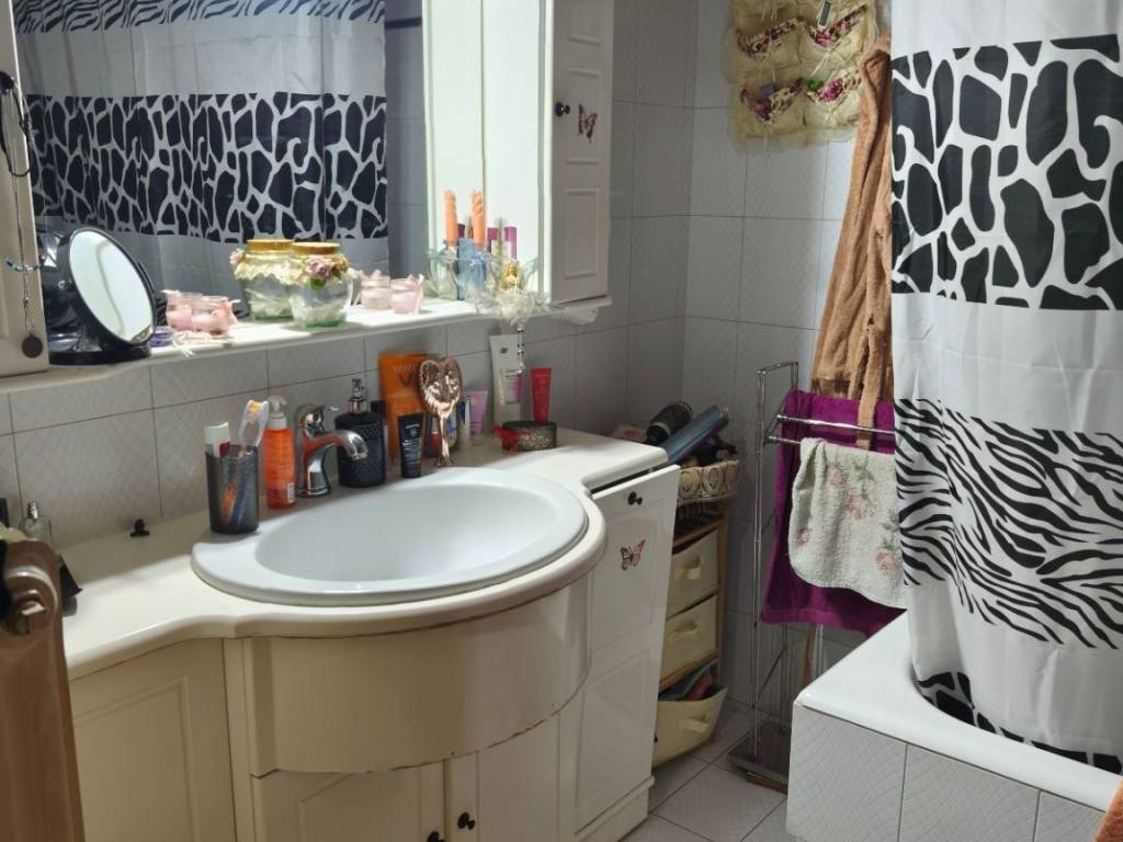 Ευρύχωρο μπάνιο με φυσικό φωτισμό και αερισμό