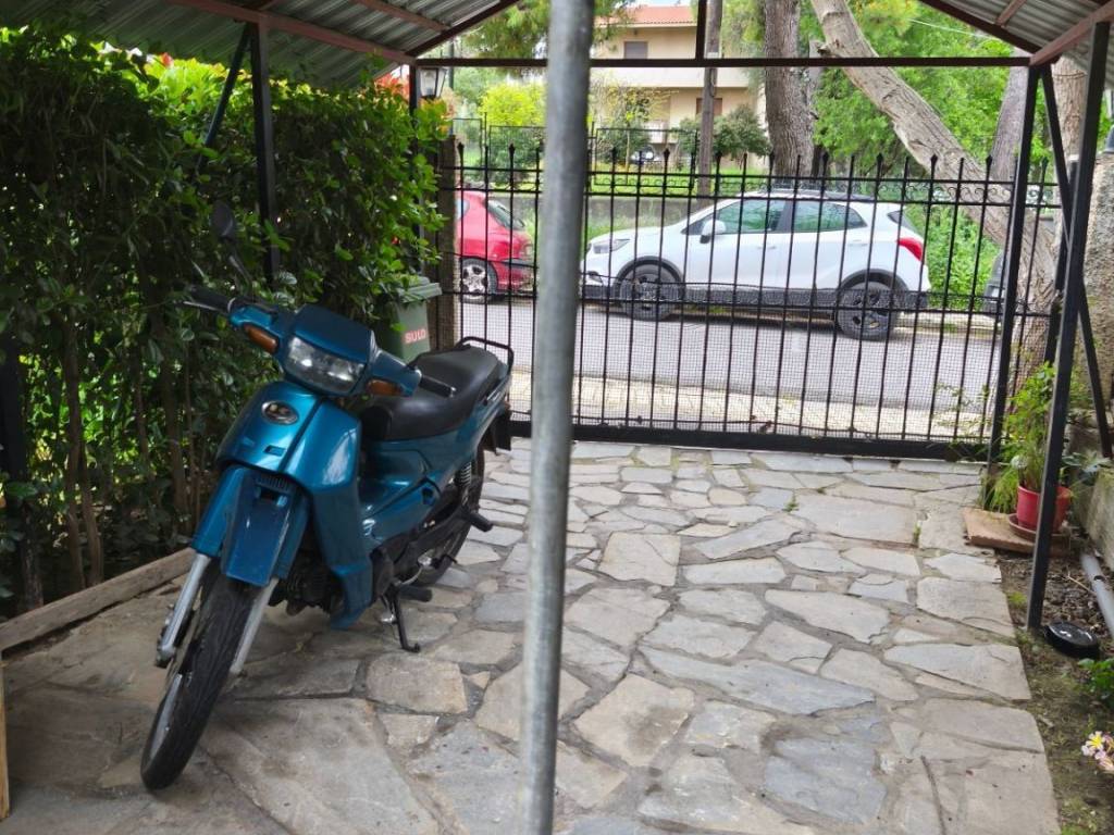 Στεγασμένη θέση στάθμευσης