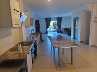 Ευρύχωρη σαλοτραπεζαρία με κουζίνα