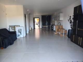 Μεγάλο και φωτεινό σαλόνι με τζάκι