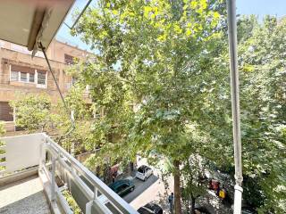 το μπαλκόνι βλέπει σε πράσινη πρασια