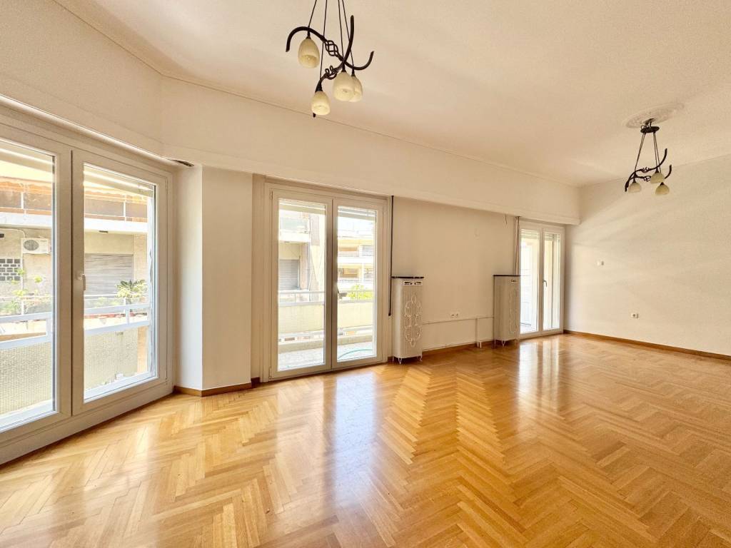 σαλόνι μεγάλο με 3 ανοίγματα και δαπεδο δρύς