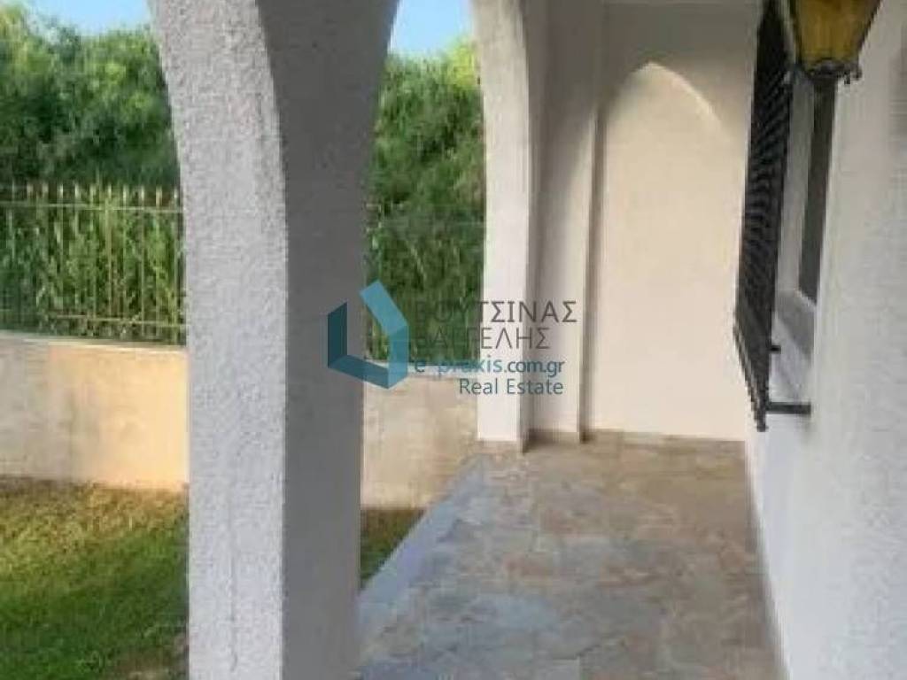 μπροστά αυλή