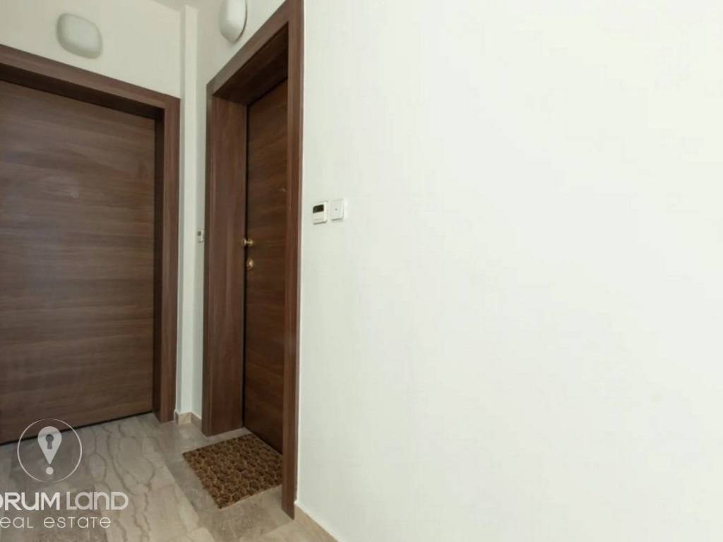 Forumland Real Estate, Θωρακισμένη πόρτα