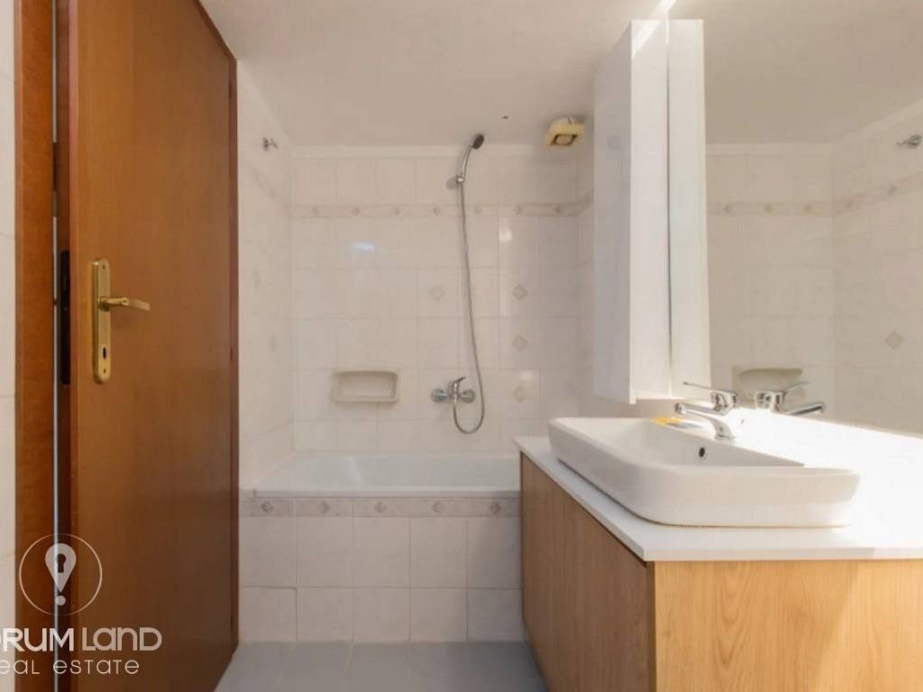 Forumland Real Estate, Μπάνιο