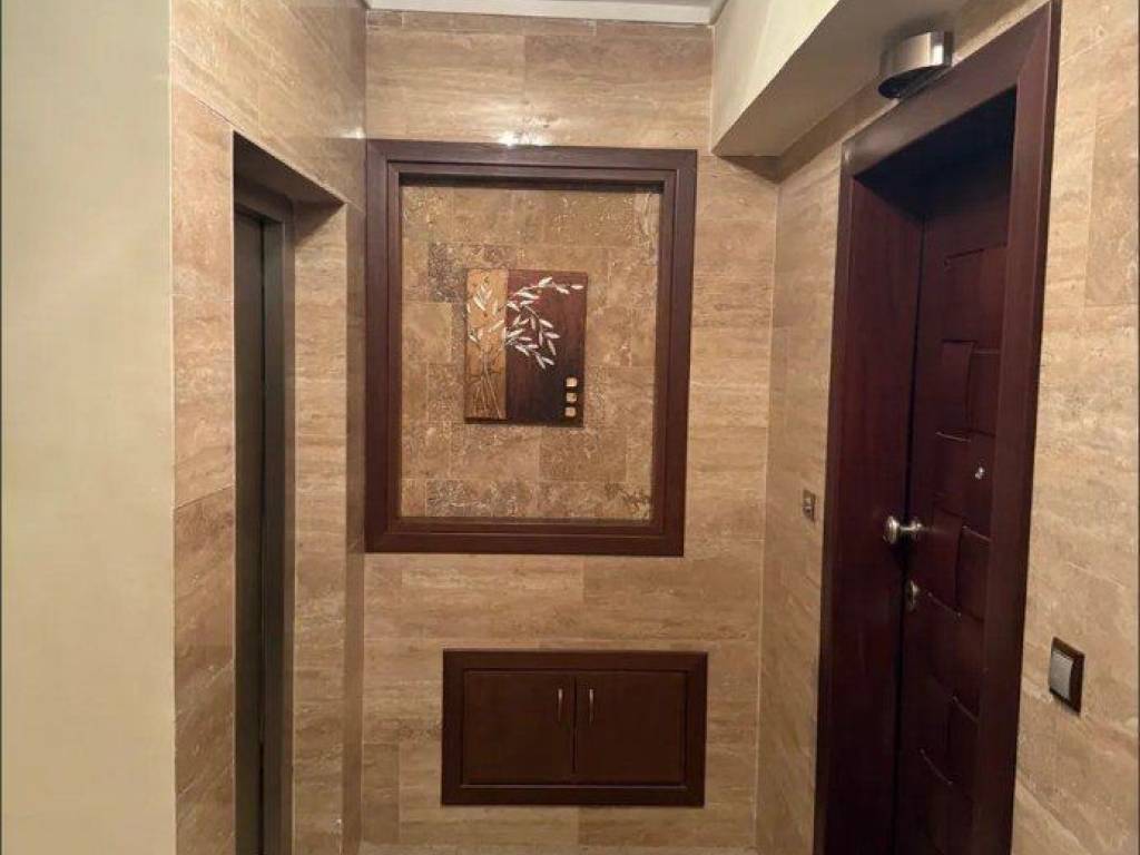 Forumland Real Estate, Θωρακισμένη πόρτα