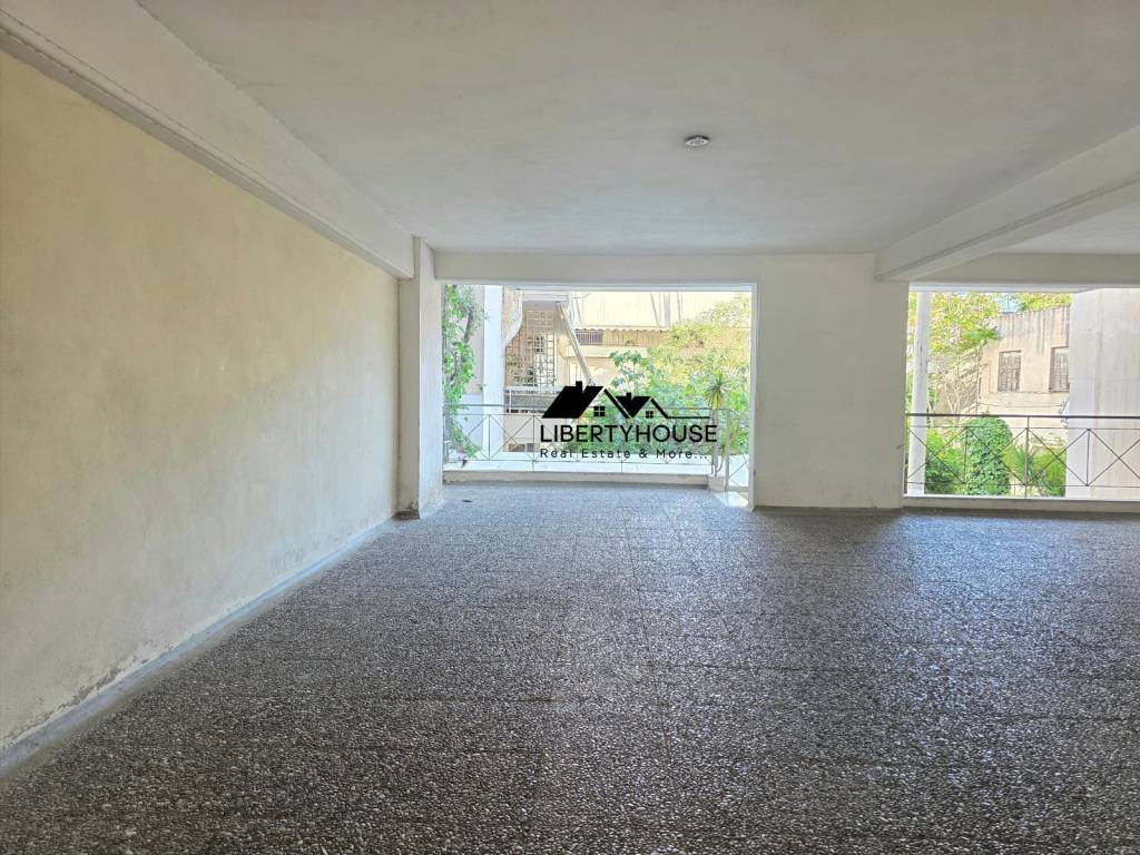 Μεγάλο πάρκινγκ πυλωτής