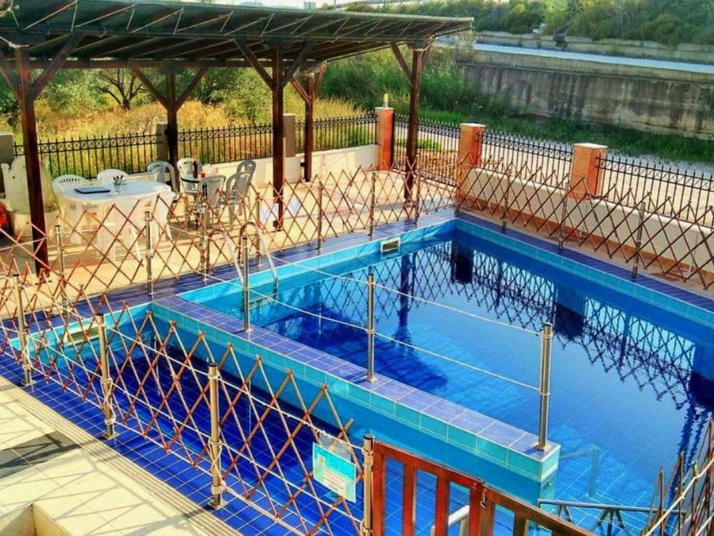  Five years old  Fully furnished  Pool 38sqm 


