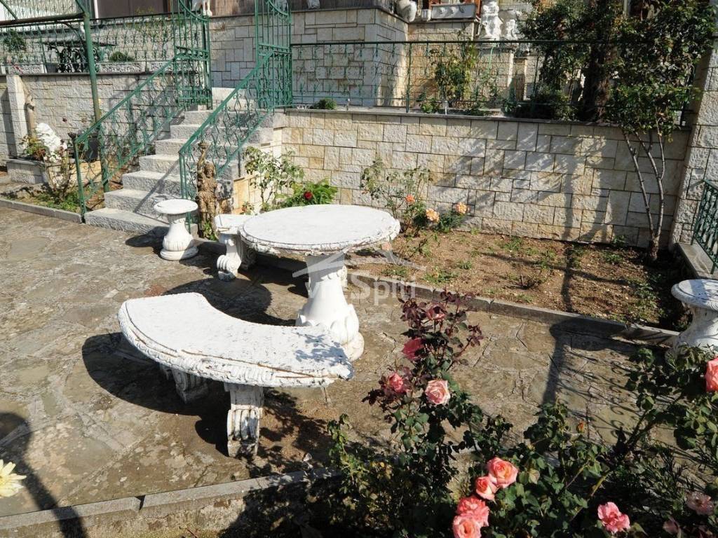 ΚΗΠΟΣ ΚΑΤΩ ΕΠΙΠΕΔΟΥ