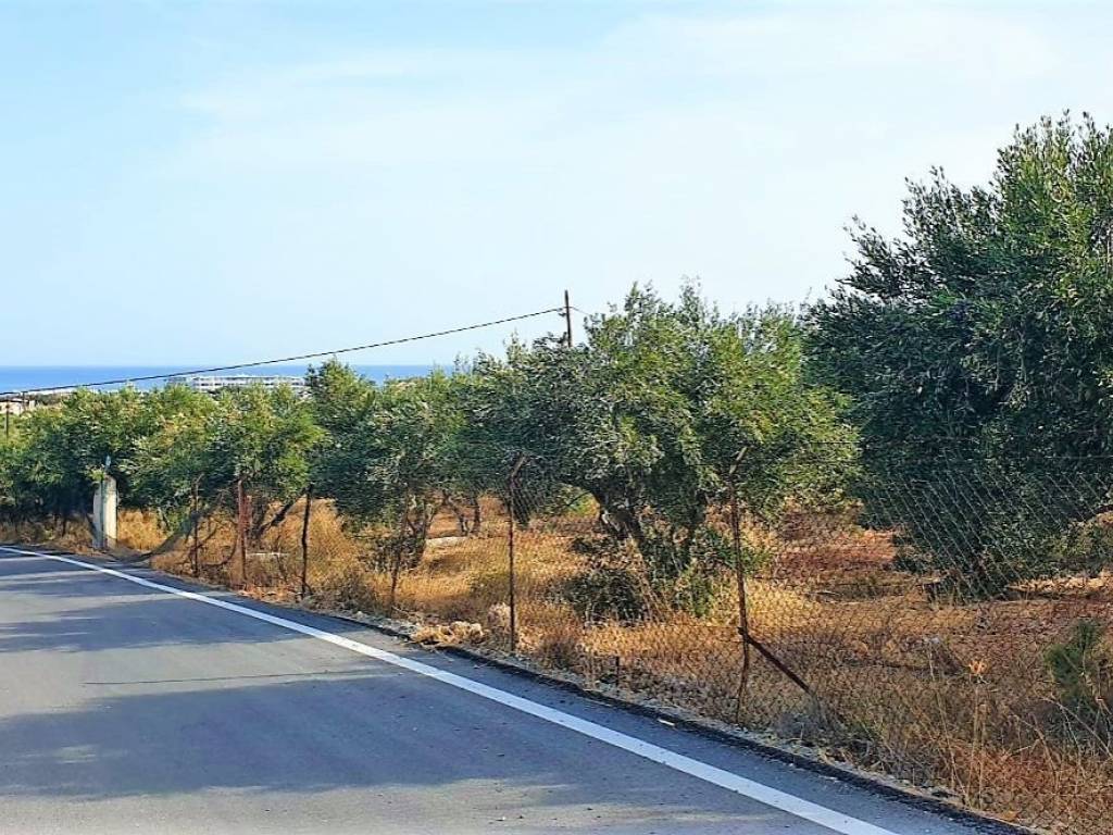 1 - Πωλείται περιφραγμένη γή έκτασης 10500 τμ. στην Κρήτη.