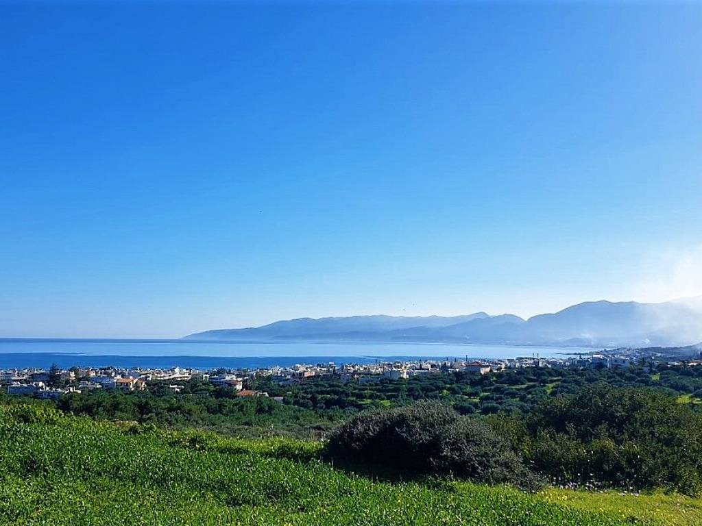 1 - Πωλείται γή έκτασης 4750 τμ. στην Κρήτη.