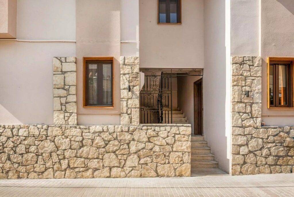 2 - Πωλείται διαμέρισμα έκτασης 400 τμ στην Κρήτη.