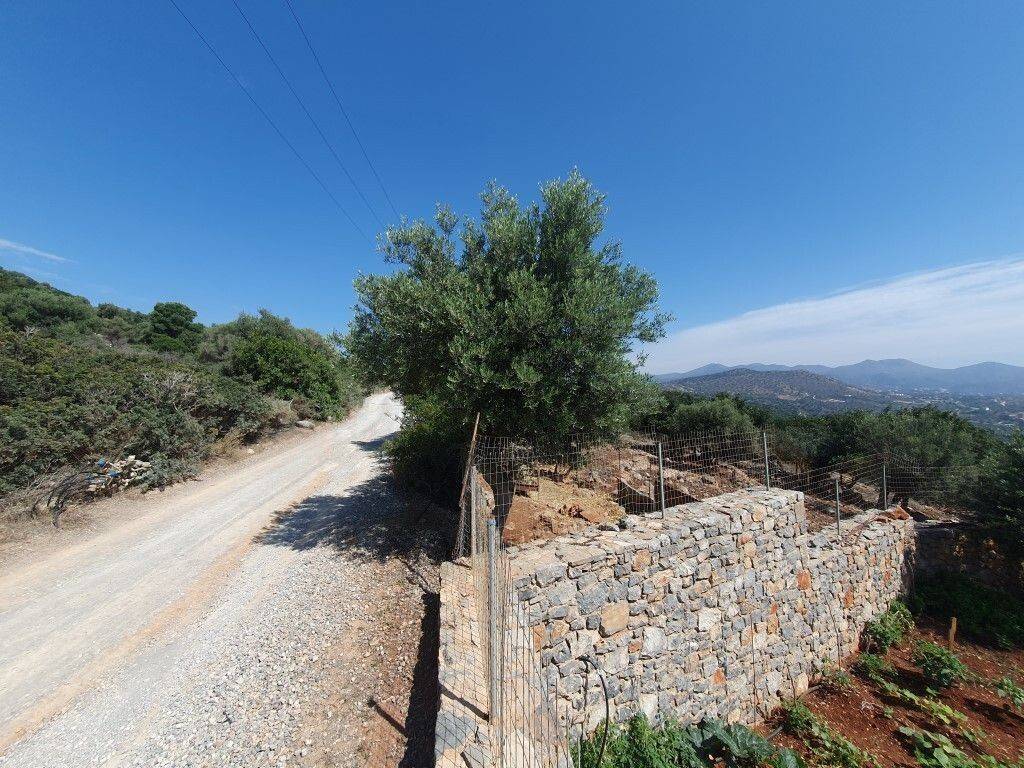4 - Πωλείται γη έκτασης 4045 μ² στην Κρήτη.