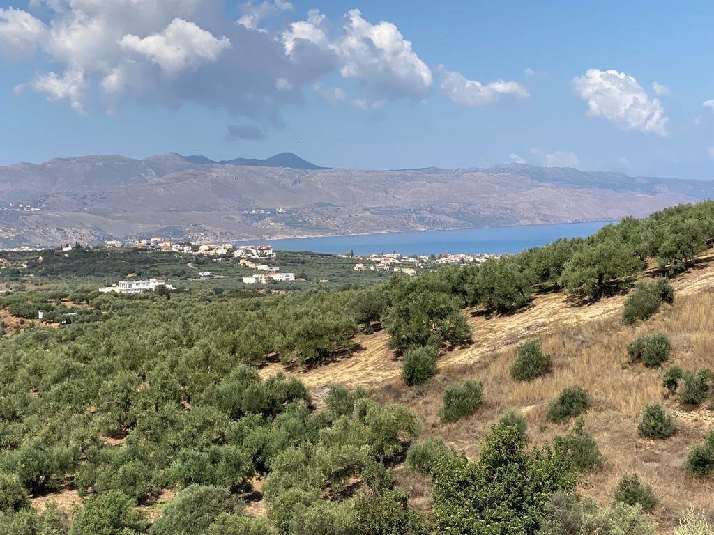 1 - Πωλείται γη έκτασης 3750 μ² στην Κρήτη.