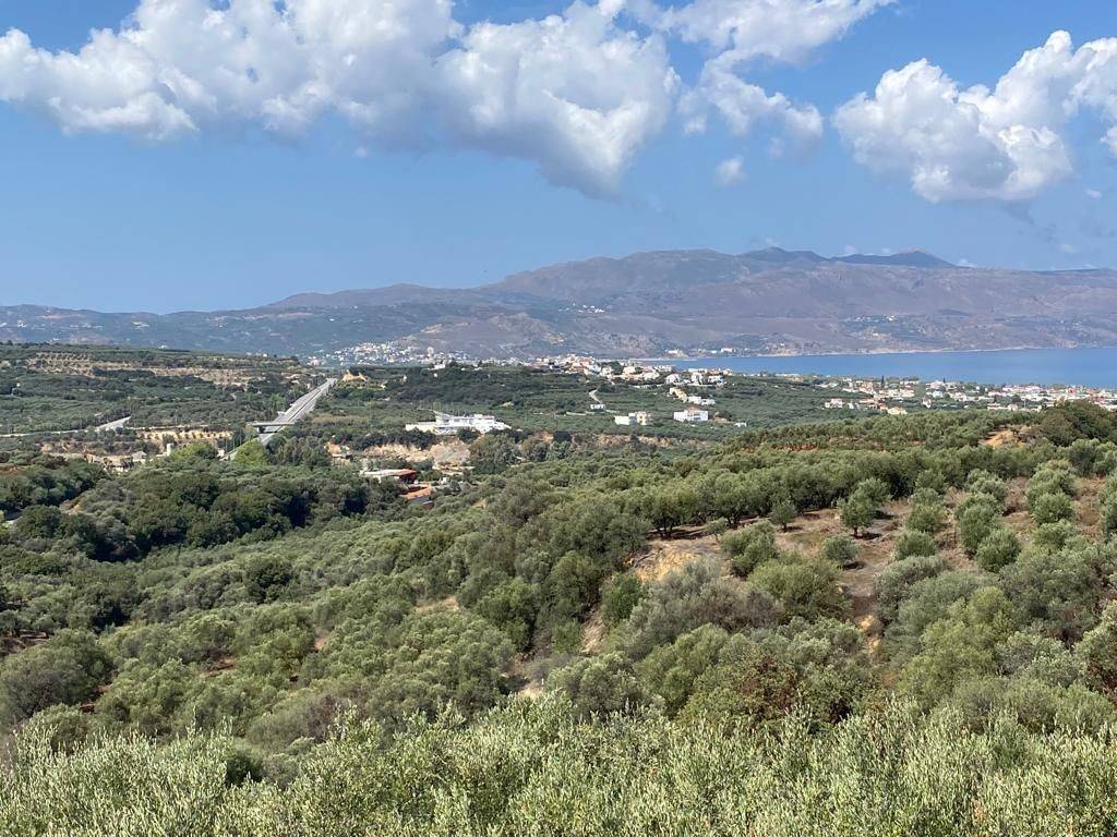 1 - Πωλείται γη έκτασης 5350 μ² στην Κρήτη.