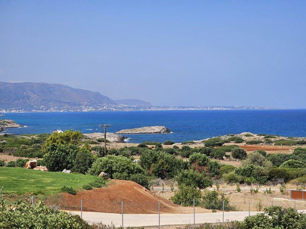 1 - Πωλείται γη έκτασης 2100 μ² στην Κρήτη.