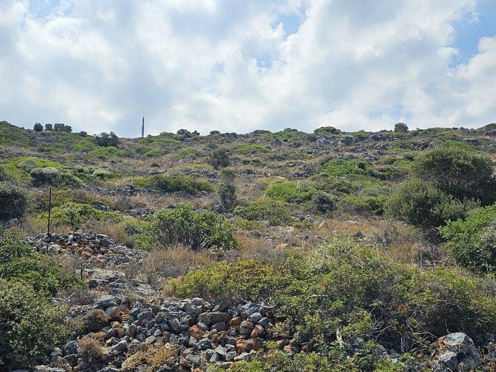 6 - Πωλείται γη έκτασης 2100 μ² στην Κρήτη.