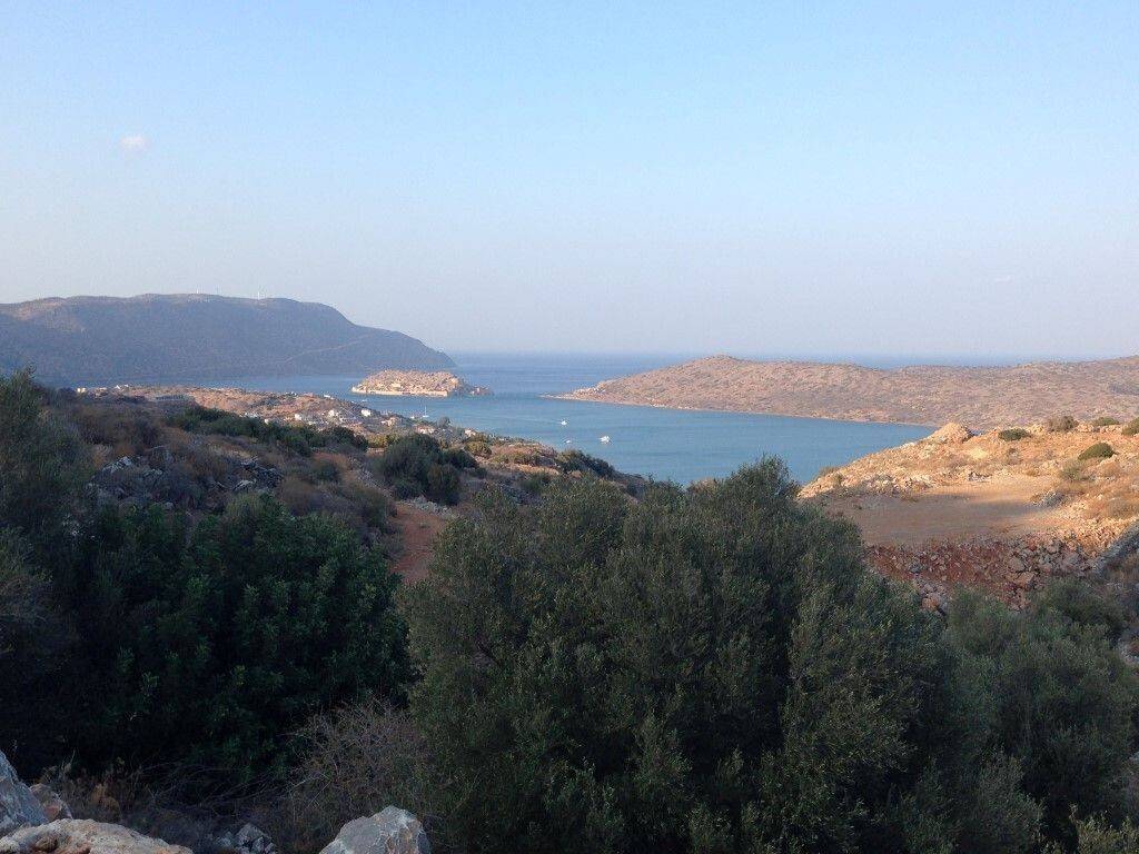 1 - Πωλείται γη έκτασης 10341 μ² στην Κρήτη. Διαθέτει νερό.