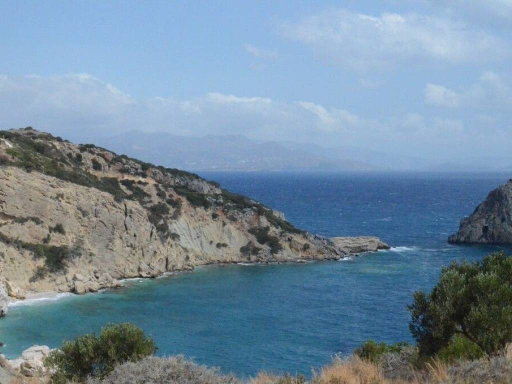 1 - Πωλείται γη έκτασης 7800 μ² στην Κρήτη.