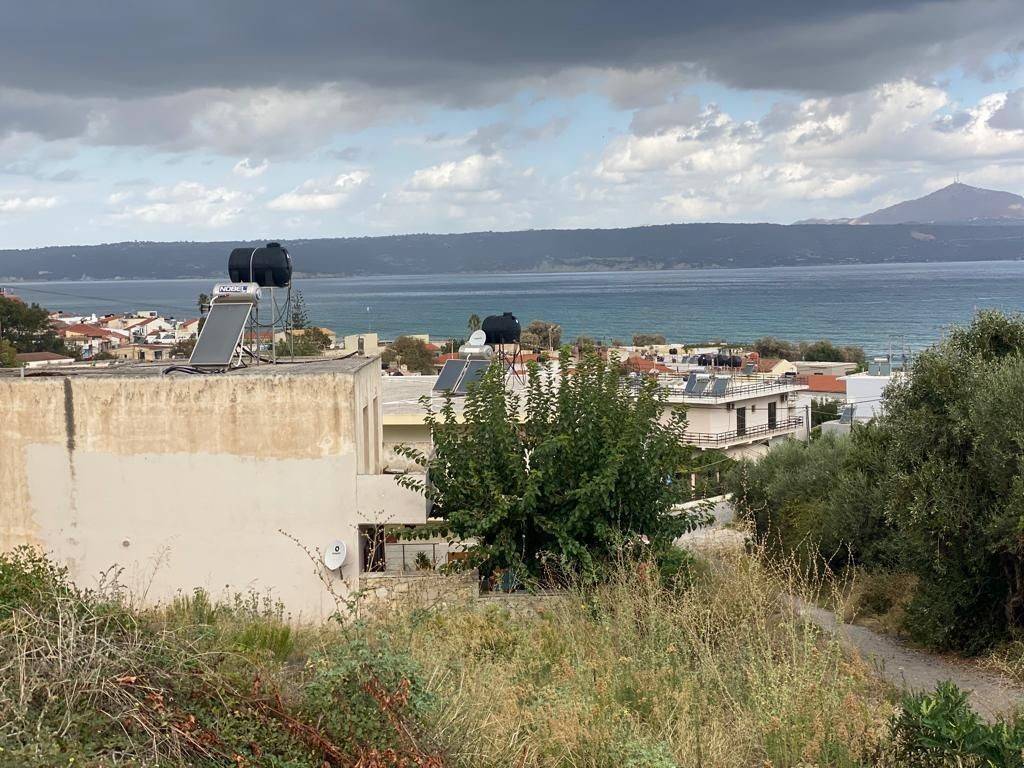 1 - Πωλείται γη έκτασης 420 μ² στην Κρήτη.