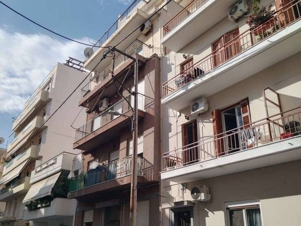 1 - Πωλείται διώροφο διαμέρισμα έκτασης 159 τμ στην Αθήνα.