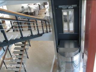 Forumland Real Estate, Ανελκυστήρας