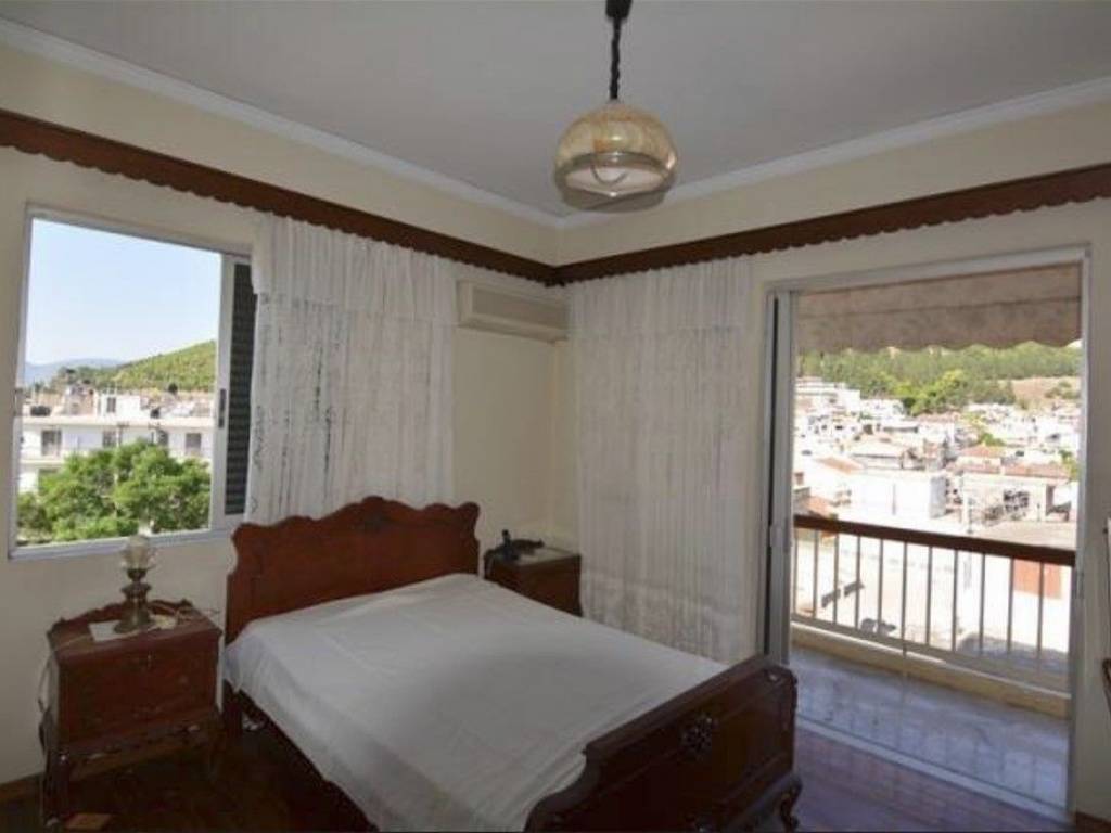 for sale a bright, 3-room penthouse apartment of 80 sqm,