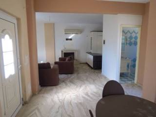 Θέα στο σαλόνι και το WC στο ισόγειο