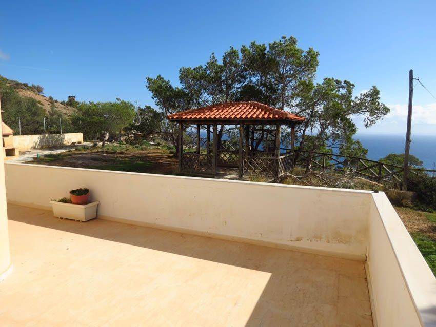 Θέα από βεράντα στο κιόσκι και την θάλασσα