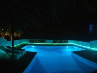 Νυχτερινός φωτισμός πισίνας