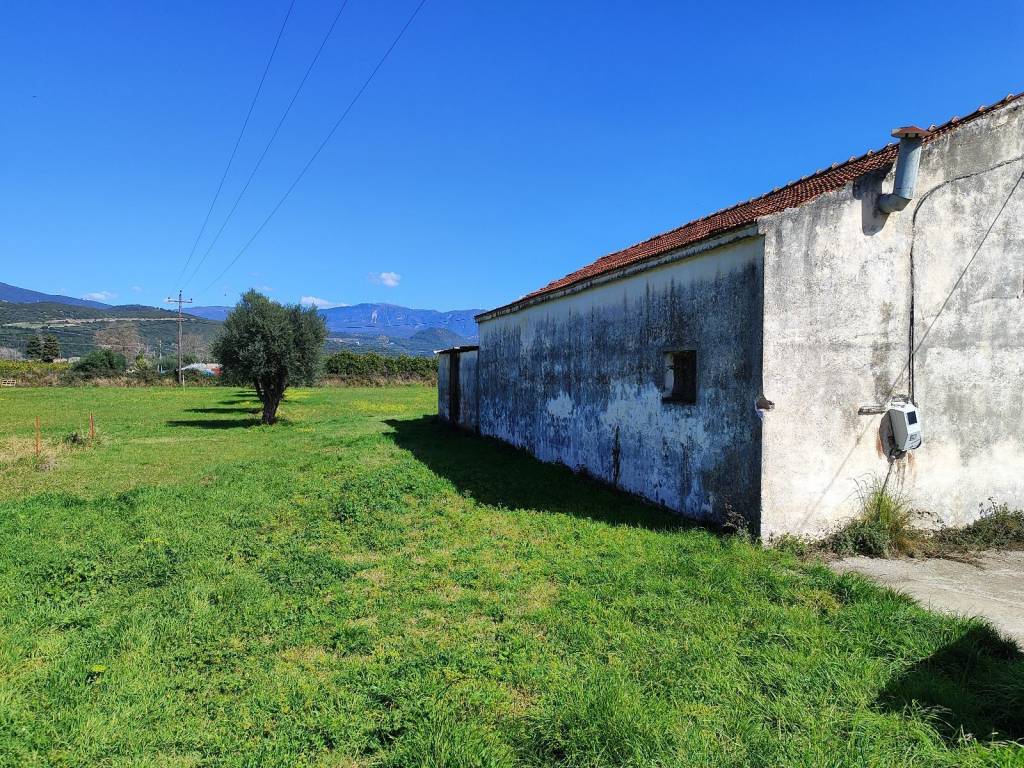 TO OIKOPEDO EINAI GONIAKO.O KATHETOS DROMOS EINAI EPHAPTOMENOS