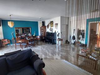 Πανοραμική όψη του σαλονιού από το τζάκι