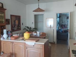 Η άνετη κουζίνα με την τραπεζαρία