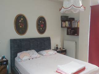 Η βασική κρεβατοκάμαρα που διαθέτει ιδιωτικό μπάνιο