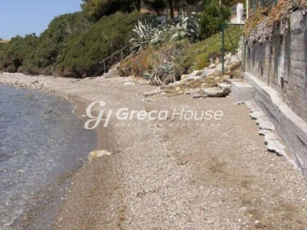 Seaside Building for Sale in Amarynthos