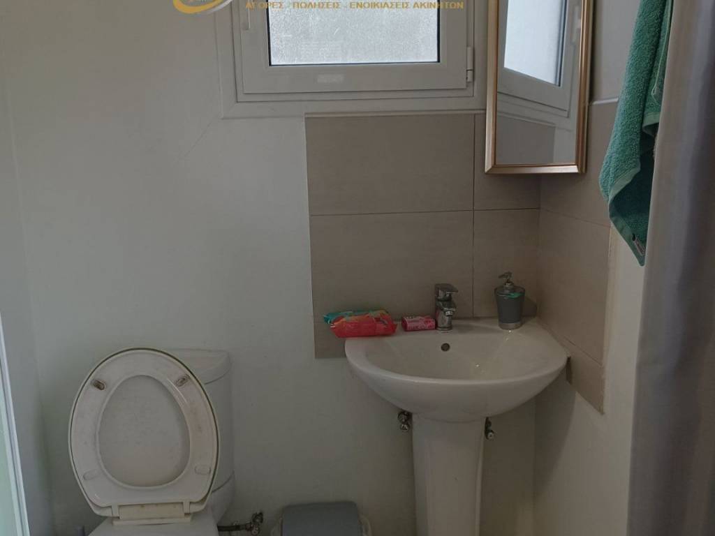 λουτήρας -παράθυρο μπάνιου