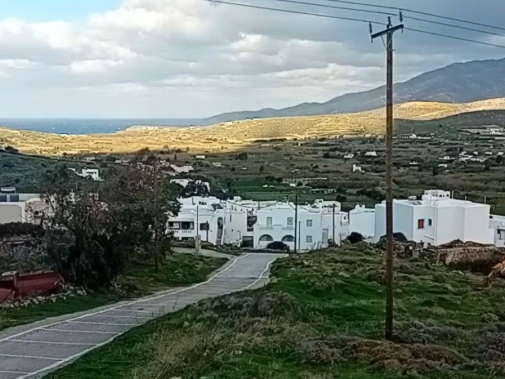 πρόσβαση από κοινοτικό δρόμο όλες οι παροχές.